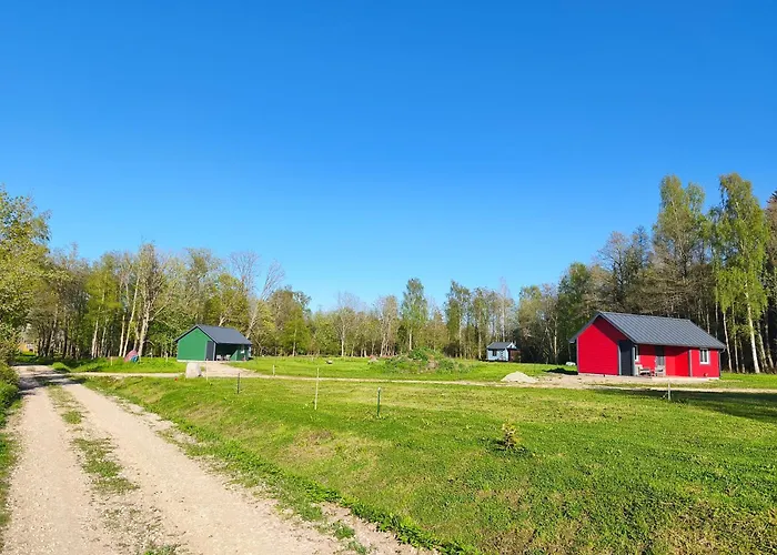 Family Vacation, 2 Bedroom House - Red House Holiday home Loupollu